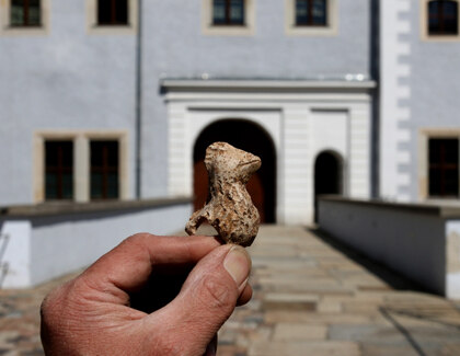 Unter dem umfangreichen Fundmaterial befanden sich die ca. 6 cm großen Fragmente einer Vogelfigur aus Ton, die wohl als Instrument oder Spielzeug diente.