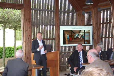 Wolfram Günther, Staatsminister für Energie, Klimaschutz, Umwelt und Landwirtschaft eröffnet die Ausstellung in Canitz.