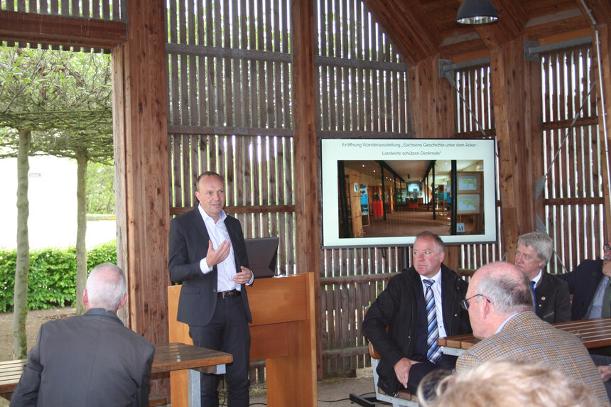 Wolfram Günther, Staatsminister für Energie, Klimaschutz, Umwelt und Landwirtschaft eröffnet die Ausstellung in Canitz.