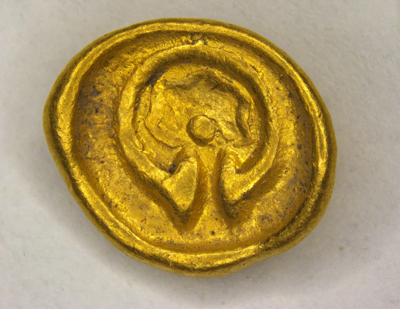 Rückseite der Münze mit Halsring, Wellenstern und Punkt