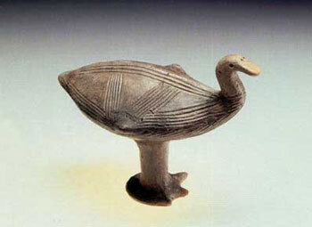 Zahlreiche Hinweise zum Verständnis bronzezeitlicher Bestattungssitten, in denen auch Vogelklappern eine Rolle spielen, liefern über 400 bronzezeitliche Gräber von Liebersee
