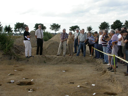 Dr. Thomas Westphalen (Landesamt für Archäologie) und Klaus Exner (2. v. l., WINGAS GmbH) erläutern die Ausgrabung und das Bauvorhaben der WINGAS GmbH auf der OPAL-Trasse