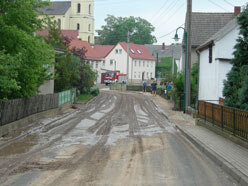 Erodiertes Bodenmaterial in der Ortslage von Zschochau (Lkr. Mittelsachsen, Sommer 2007)
